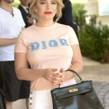 Renee Willett a les seins qui pointent à Cannes