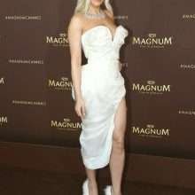 Rita Ora fait la pub pour Magnum à Cannes