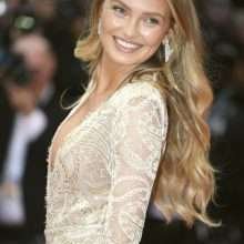 Romee Strijd ouvre la robe lors du 72eme Festival de Cannes