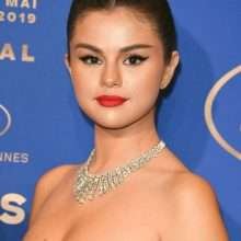 Selena Gomez exhibe son décolleté lors du 72eme Festival de Cannes