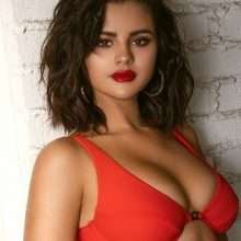 Selena Gomez pose en soutien-gorge