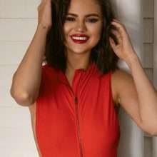 Selena Gomez pose en soutien-gorge