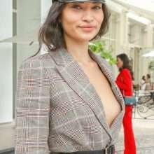 Shanina Shaik sans soutien-gorge à Cannes
