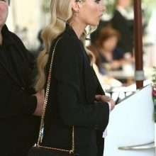 Stella Maxwell ouvre le décolelté à l'hôtel Martinez à Cannes