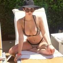 Tao Wickrath seins nus dans une piscine de Las Vegas