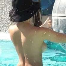 Tao Wickrath seins nus dans une piscine de Las Vegas