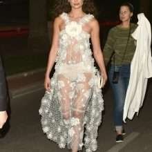 Taylor Hill dans une robe transparente à Cannes