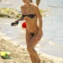 Valentina Fradegrada seins nus à Ibiza