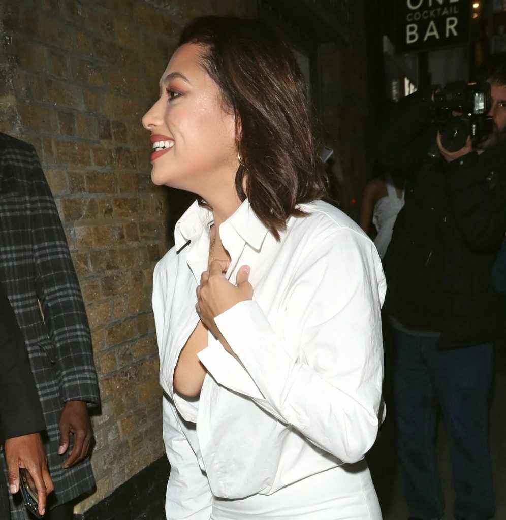 Oups ! Vanessa White exhibe un sein nu à Londres