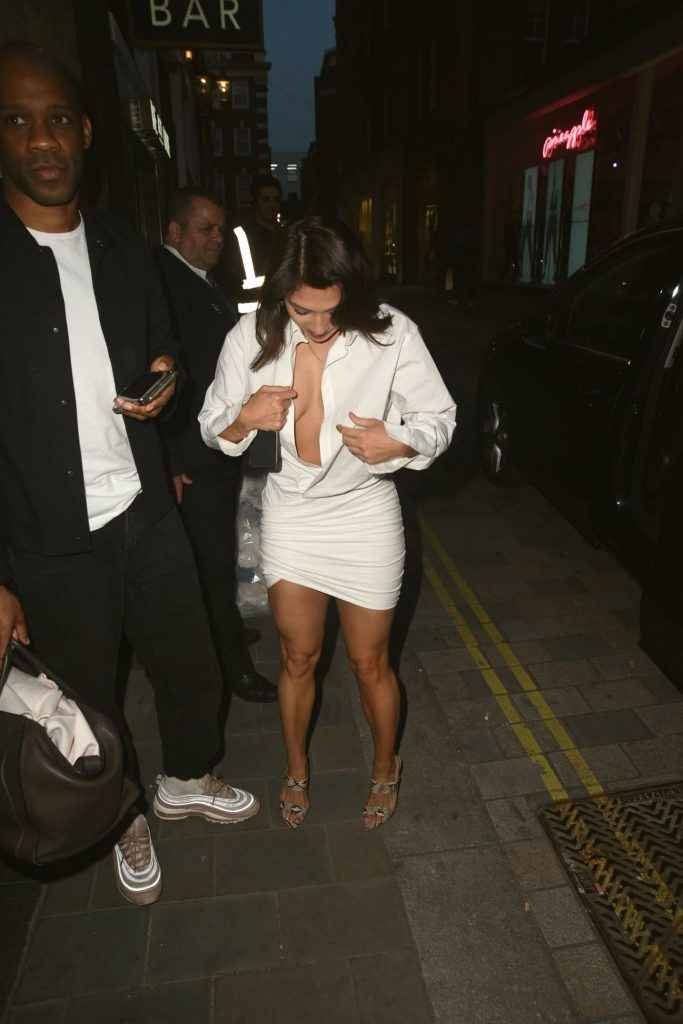Oups ! Vanessa White exhibe un sein nu à Londres