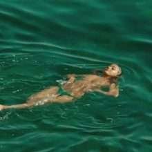 Zahia Dehar seins nus dans "Une fille facile"