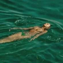Zahia Dehar seins nus dans "Une fille facile"