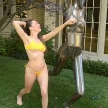 Alicia Arden en bikini exhibe un sein nu
