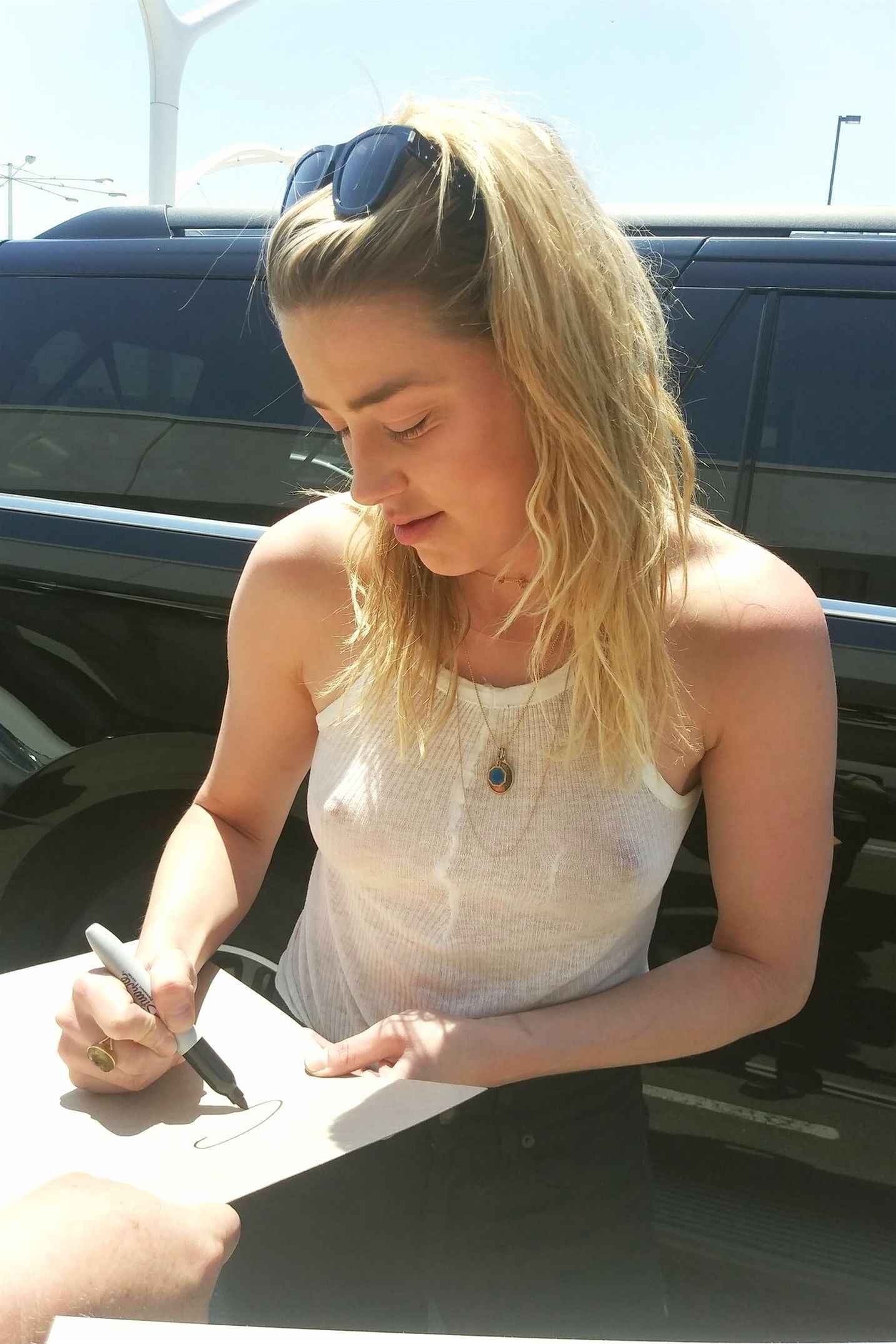 On voit les seins d'Amber Heard sous son teeshirt transparent