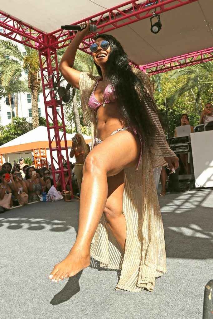 Ashanti en bikini pour un concert à Las Vegas