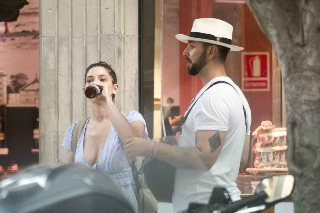 Ashley Greene se balade sans soutien-gorge à Ibiza