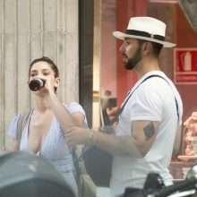 Ashley Greene se balade sans soutien-gorge à Ibiza
