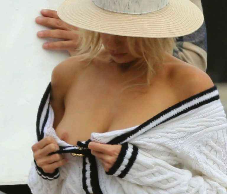 Oups ! Charlotte McKinney exhibe un sein nu