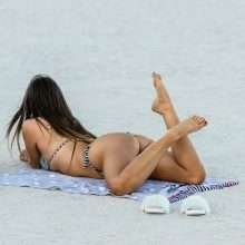 Claudia Romani dans un bikini trop petit