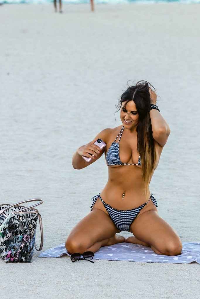 Claudia Romani dans un bikini trop petit