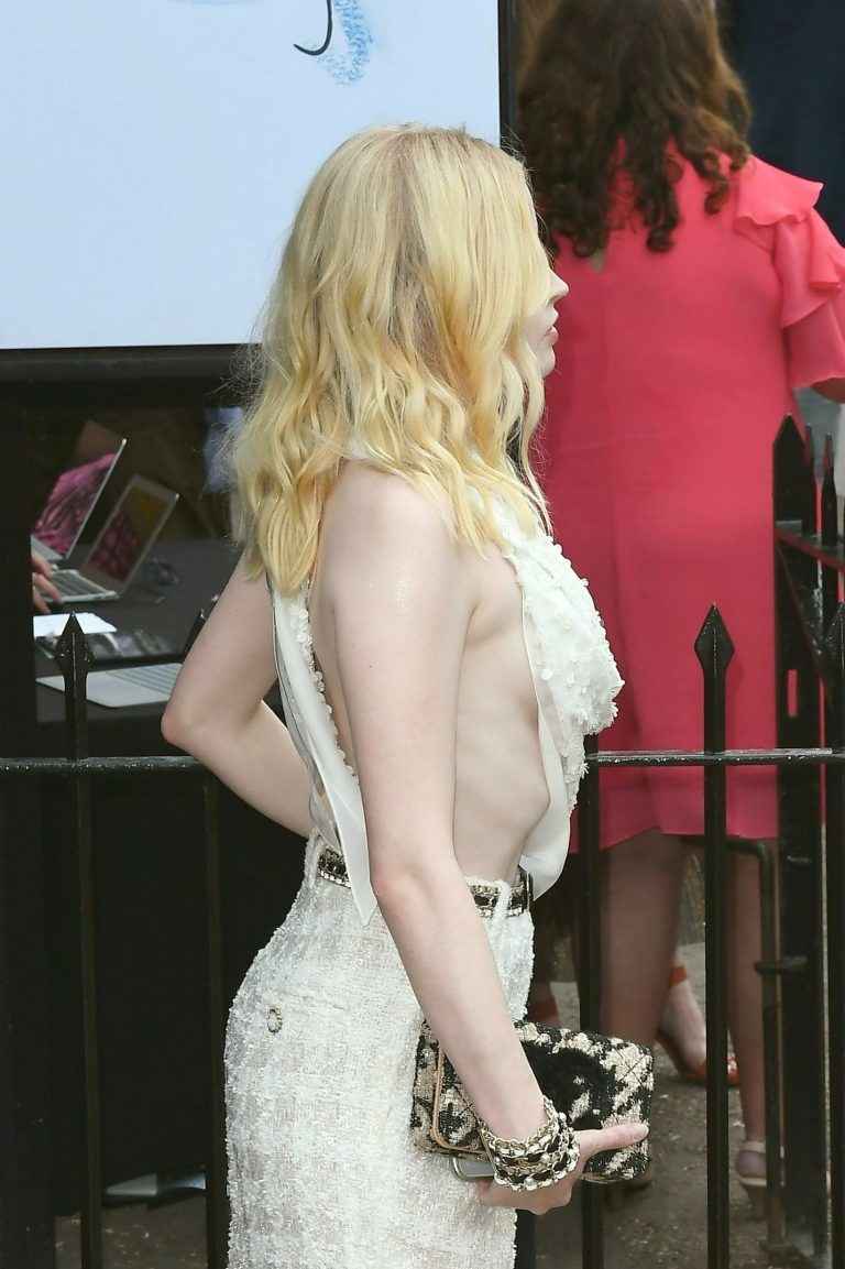 Ellie Bamber sans soutien-gorge à Londres