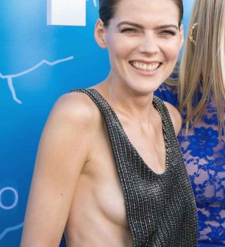 Emma GReenwell exhibe en partie ses seins à Los Angeles