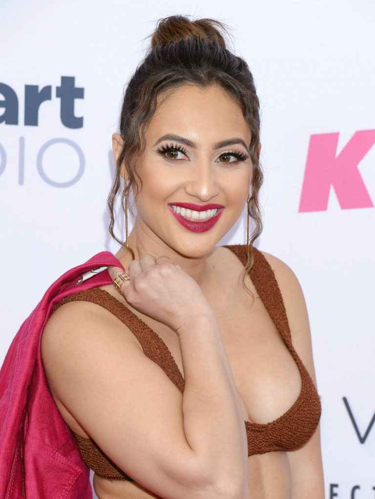 Francia Raisa ouvre le décolleté chez iHeartRadio