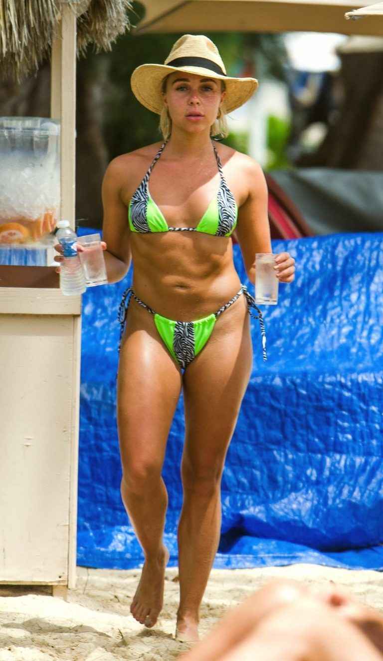 Gabby Allen toujours en bikini à La Barbade