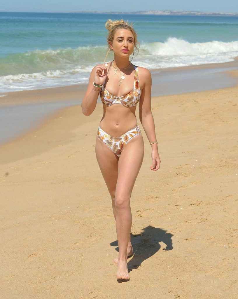 Georgia Harrison en bikini au Portugal