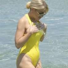 Hofit Golan en bikini et maillot de bain à Mykonos