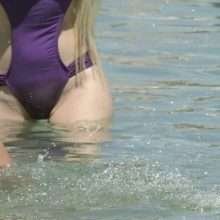 Hofit Golan en bikini et maillot de bain à Mykonos
