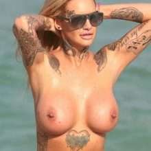 Jemma Lucy seins nus à Miami