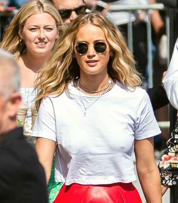 Jennifer Lawrence a les seins qui pointent à Hollywood
