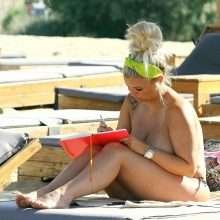 Kerry Katona bronze toujours seins nus à Mykonos