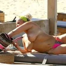 Kerry Katona bronze toujours seins nus à Mykonos