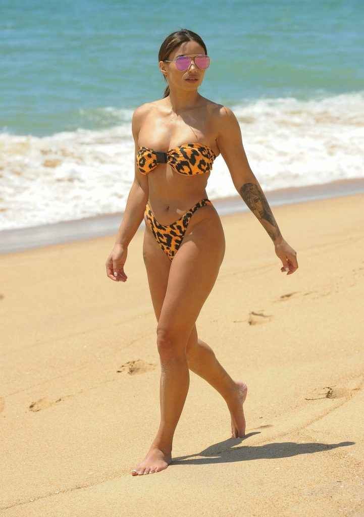 Kayleigh Morris en bikini à Ibiza