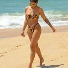 Kayleigh Morris en bikini à Ibiza