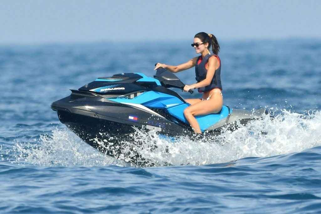Kendall Jenner en bikini nous montre ses fesses
