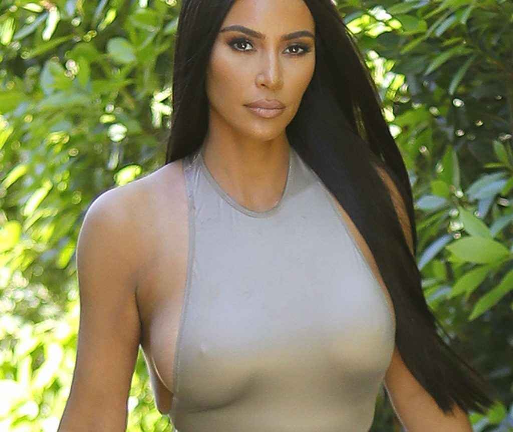 Kim Kardashian se balade sans soutien-gorge à Los Angeles