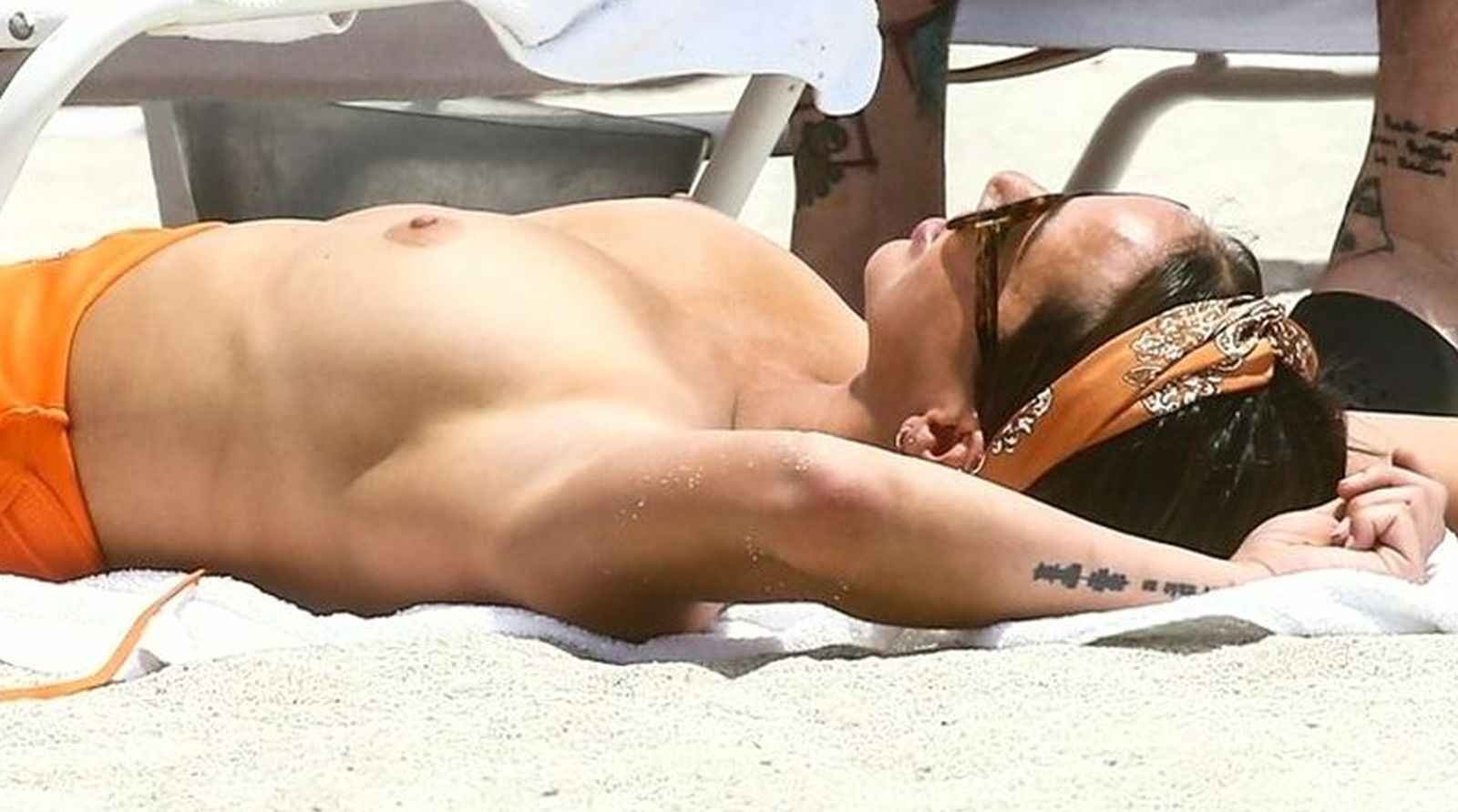 Kristen Doute bronze seins nus à Miami