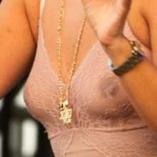 Lily Allen seins nus en concert à New-York