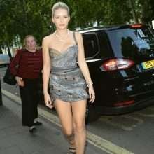 Lottie Moss en mini-jupe à Londres
