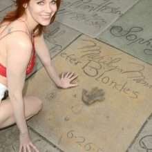 Maitland Ward seins nus dans les rues d'Hollywood