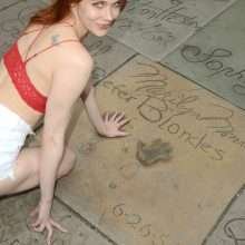 Maitland Ward seins nus dans les rues d'Hollywood