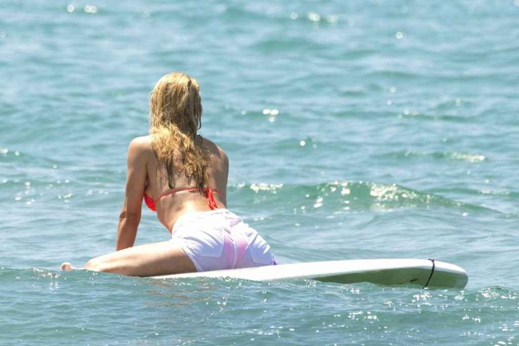 Michelle Hunziker fait du paddleboard en bikini