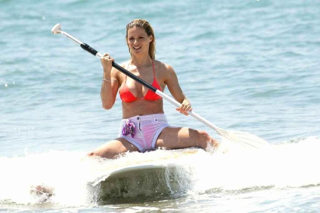 Michelle Hunziker fait du paddleboard en bikini