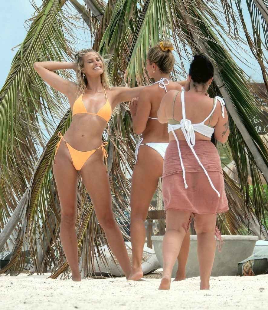 Natalie Roser en bikini à Tulum