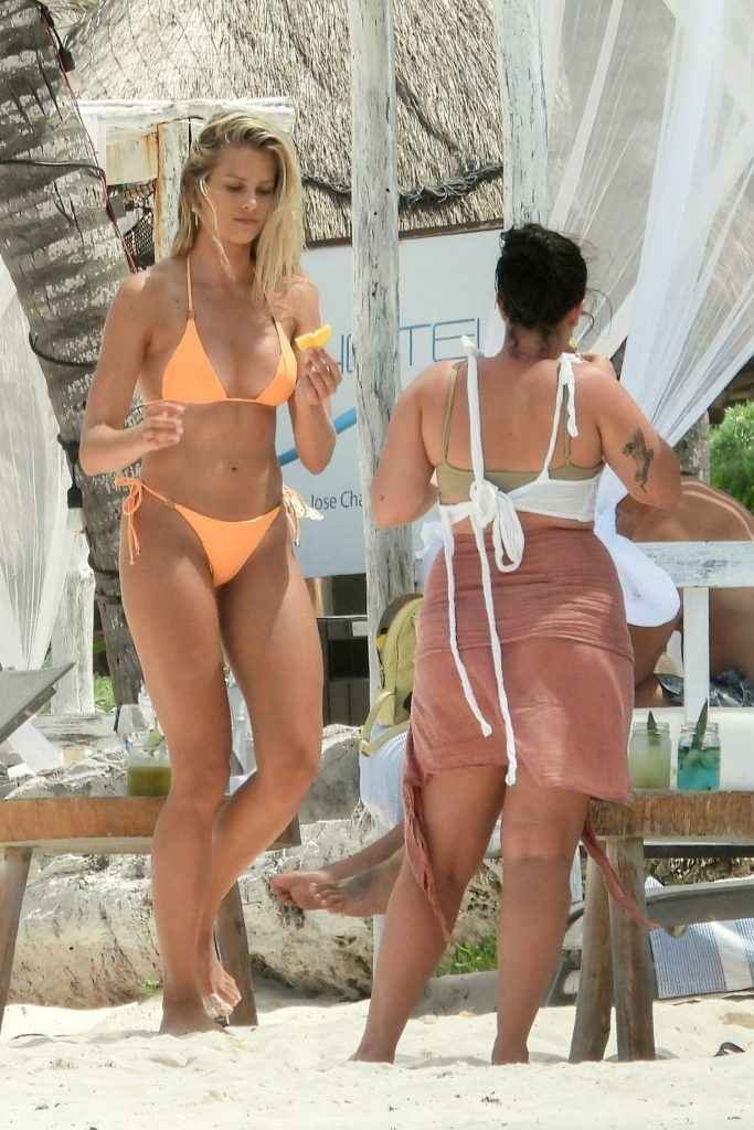 Natalie Roser en bikini à Tulum