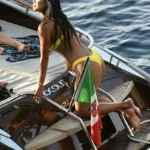 Nicole Schrezinger les fesses à l'air en bikini à Capri