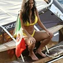 Nicole Schrezinger les fesses à l'air en bikini à Capri
